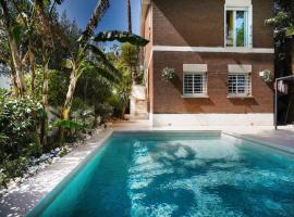 Luxury House with Pool، فندق في كاستيلديفِيلس
