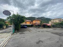 Macloud pub B&B, hotel v destinaci Sarnico