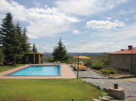 Quinta Do Salgueiro B&B - Turismo Rural – hotel z basenem w mieście Saucelle