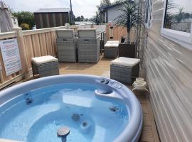 Relaxing Breaks with Hot tub at Tattershal lakes 3 Bedroom、タターズホールのホテル