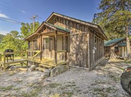 Rustic Mtn-View Cabin Less Than 1 Mile to White River! บ้านพักในเมาน์เทนวิว