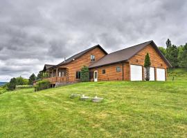 Hillside Hideaway with Hot Tub and Heated Patio!, hótel í Baraboo