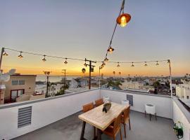 Superb Long Beach House Steps to Sand w/ Roof Deck, hotel near Carpenter Performing Arts Center, Long Beach