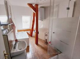 Schwarzer Adler Ferienwohnung mit 3 Schlafzimmern und 2 WC, cheap hotel in Märkisch Buchholz