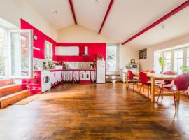 Appartement rouge avec jardin, hotel en Eymoutiers