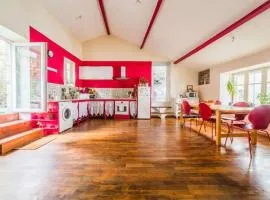 Appartement rouge avec jardin