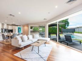 Blair Street - Luxury Home with Pool and Theatre, hotel in Moama