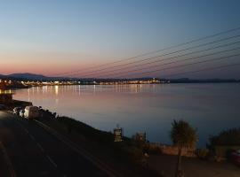 Seafront Apartment, hotel a Newcastle