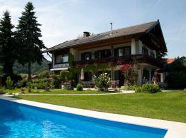 Gästehaus Gamsei - Bosch Hermann, hôtel avec piscine à Grassau