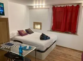 Malagueña Salerosa "Apartamento - estudio con terraza" En casa típica de 1 a 4 dormitorios