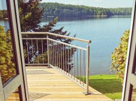 Ferienhaus SeeWaldMeer am Pinnower See bei Schwerin, Hotel in Pinnow