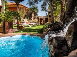 DELUXE VILLA BELLA VITA AIR CON & HEATED POOL, Tenerife South، فندق شاطئي في Chayofa