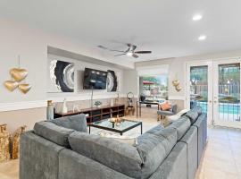 Pool and Spa Home on Golf Course in Surprise!, hotel v destinaci Surprise