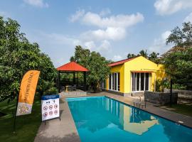 SaffronStays Casa Manga, Karjat - pet-friendly pool villa near ND's Film World and Saltt, B&B i Karjat