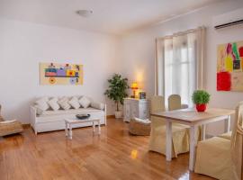 Seaview Stylish Flat in Andros - walk to beach, hotell i Andros