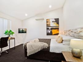 Newcastle Short Stay Accommodation - Birmingham Garden Townhouses, hotel u gradu 'Newcastle'