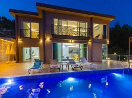 LA VILLA CELINE- XLarge villa complete privacy in nature, pool with wondeful view, kotedžas mieste Kalkanas