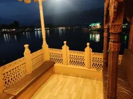 Young Beauty Star Houseboat