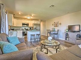 Modern St George Getaway with Shared Pool and Hot Tub!, hotel en St. George