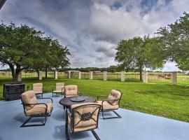 Big Barrels Ranch with Porch, Gas Grill and Views!, feriebolig i Pilot Point