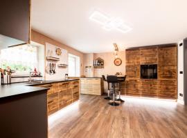 Sa Mont Home - Moderno appartamento con parcheggio, sauna e deposito sci, hotel v destinaci Bellamonte