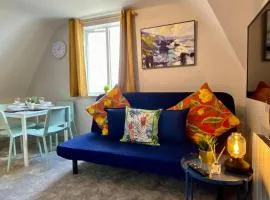 Stunning Apartment - 5 Minute Walk to the Best Beach! - Great Location - Parking - Fast WiFi - Smart TV - Newly decorated - Close to Bournemouth & Poole Town Centre & Sandbanks