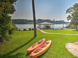 Lake Hamilton Family Escape with Kayaks, Dock, Grill, rental liburan di Hot Springs