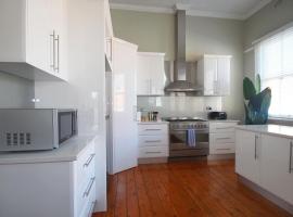 Waterviews - Hidden Gem in CBD - Sleeps 10, huoneisto kohteessa Wagga Wagga