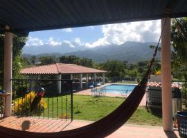 Casa Finca Majoma, en Bonda, con piscina fogata y ampias zonas verdes, hotel en Bonda