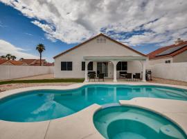 Luxurious House With A Pool, Spa, and Patio, Sleeps 6 Comfortably, hôtel  près de : Aéroport de North Las Vegas - VGT