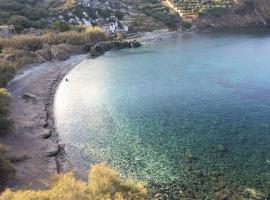 3 min from the beach-White&blue house in Apollon, отель в Аполло