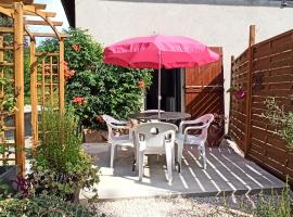 Le Gîte du Chat Nature et Calme à la campagne, hotel med parkering i Villeneuve-de-Marc