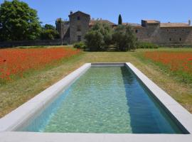 Uzes, loft dans Moulin independant 18e siecle en bord de riviere piscine privee 15x3, villa in Uzès