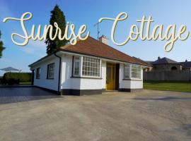 Sunrise Cottage on shores off Lough Gowna, casa vacanze a Scrabby