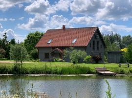 Pie Ezerrozēm, Hotel in Ķavari