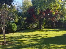 Casona LA FLORIDA con parque y pileta, a una cuadra del río, plážový hotel v destinaci Rosario
