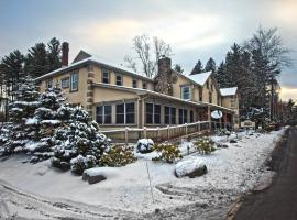 Woodfield Manor - A Sundance Vacations Property, hotell i Cresco