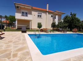 Apartment Amelie - with pool and sauna!, hotel di Galovac