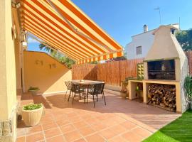 CAN LOLA Estupenda casa de 4 habitaciones con jardín a 150 metros de la playa, hotel familiar en Torredembarra