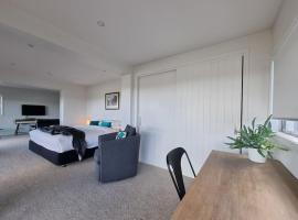 Fabulous Castor Bay 1 Bedroom With Views and SkyTV, strandleiga í Auckland