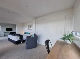 Fabulous Castor Bay 1 Bedroom With Views and SkyTV