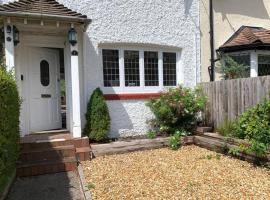 Garden Suburbs Cottage, cheap hotel in Crosskeys