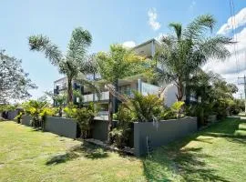Shoal Bay Beach Apartments 18 fantastic air conditioned unit with a pool and lift