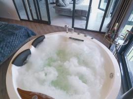 Aukštkiemiai에 위치한 저가 호텔 Exclusive Jacuzzi Apartaments Klaipėda