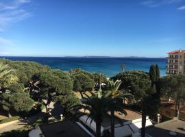 Studio avec splendide vue sur mer, hotel em Le Lavandou