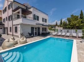 Luxury Villa Lara with a pool, luxury hotel in Milna