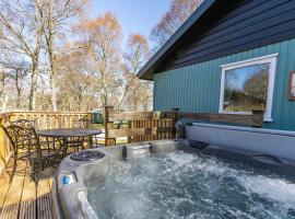 Bracken Lodge 6 with Hot Tub, hotell i Belladrum