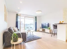 Sunny Center Apt, Covered Parking, Balcony & Self Check-in