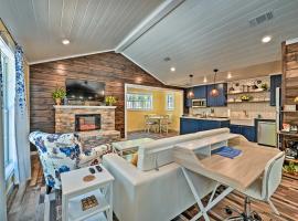 Modern Studio Cabin with Fire Pit, Deck, and BBQ!, hotel in Broken Bow