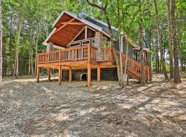 Broken Bow Couples Retreat with Fire Pit and BBQ!, apartman Broken Bow-ban
